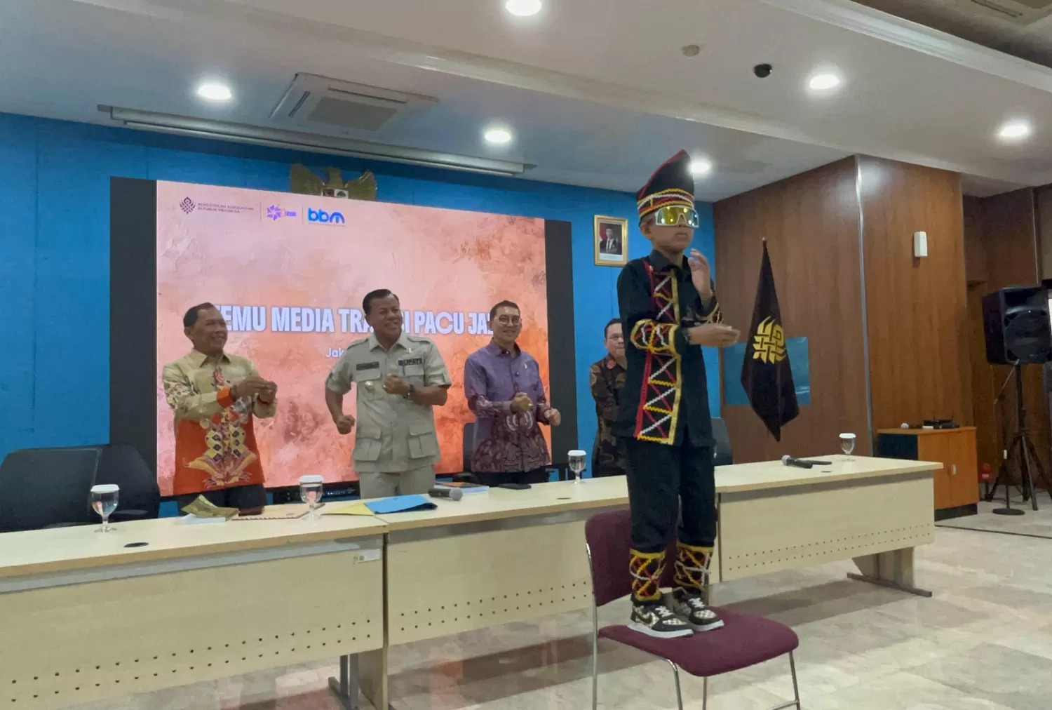 Rayyan memperagakan gerakan Si Tukang Tari Pacu Jalur bersama Menteri Kebudayaan Fadli Zon didampingi Bupati Kuantan Singingi Suhardiman Amby.