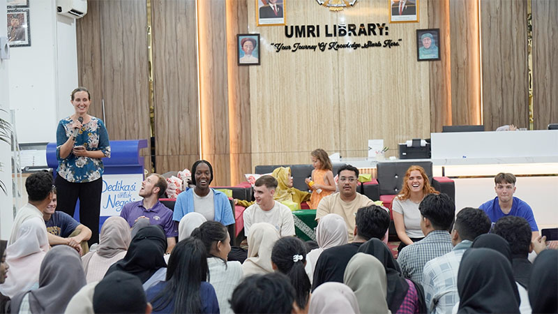 Mahasiswa asing asal berbagai negara saat diperkenalkan di kampus Umri, Kamis (10/7/2025).