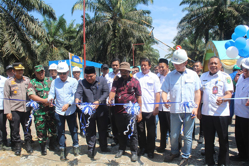 Ketua DPRD Inhu, Sabtu Pradansyah Sinurat didampingi CEO GNI Plantation Mr Park Jusung, CTO GNI Mr Brian Ahn bersama pejabat lainnya saat peresmian jalan penghubung, Rabu (9/7/2025).
