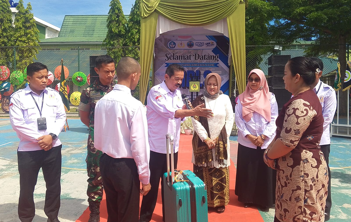 Kepala SMK Taruna Pekanbaru Drs H Zulbahri M MPd menerima penyerahan siswa baru oleh orang tuanya ke sekolah, Rabu (9/7/2025).