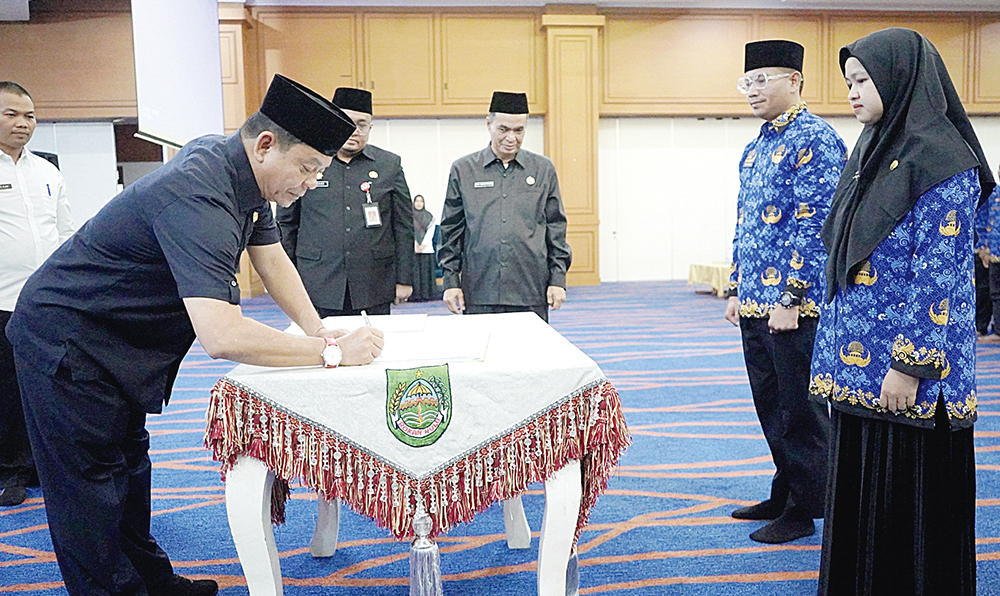 Wabup Rohul H Syafaruddin Poti SH MM menandatangani berita acara pelantikan dan pengambilan sumpah/janji 428 PPPK tahap I Rohul 2024 sebagai pejabat fungsional di Convention Hall Islamic Center.