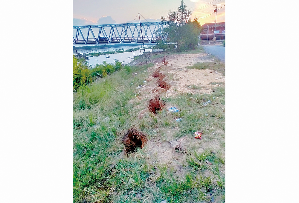 Keadaan lingkungan tanah yang retak di dekat Jalan H Solam karena dampak abrasi di Kepenghuluan Jumrah, Kecamatan Rimba Melintang, baru-baru ini.