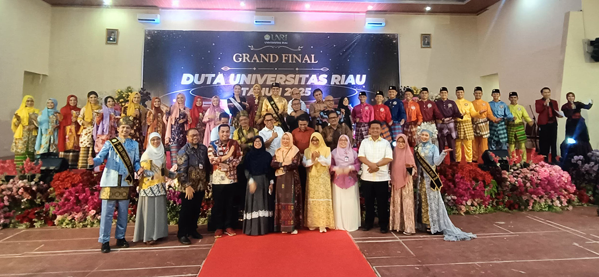 Rektor Unri Prof Dr Sri Indarti SE MSi dan jajarannya foto bersama finalis Grand Final Pemilihan Duta Unri 2025, Rabu (9/7/2025).