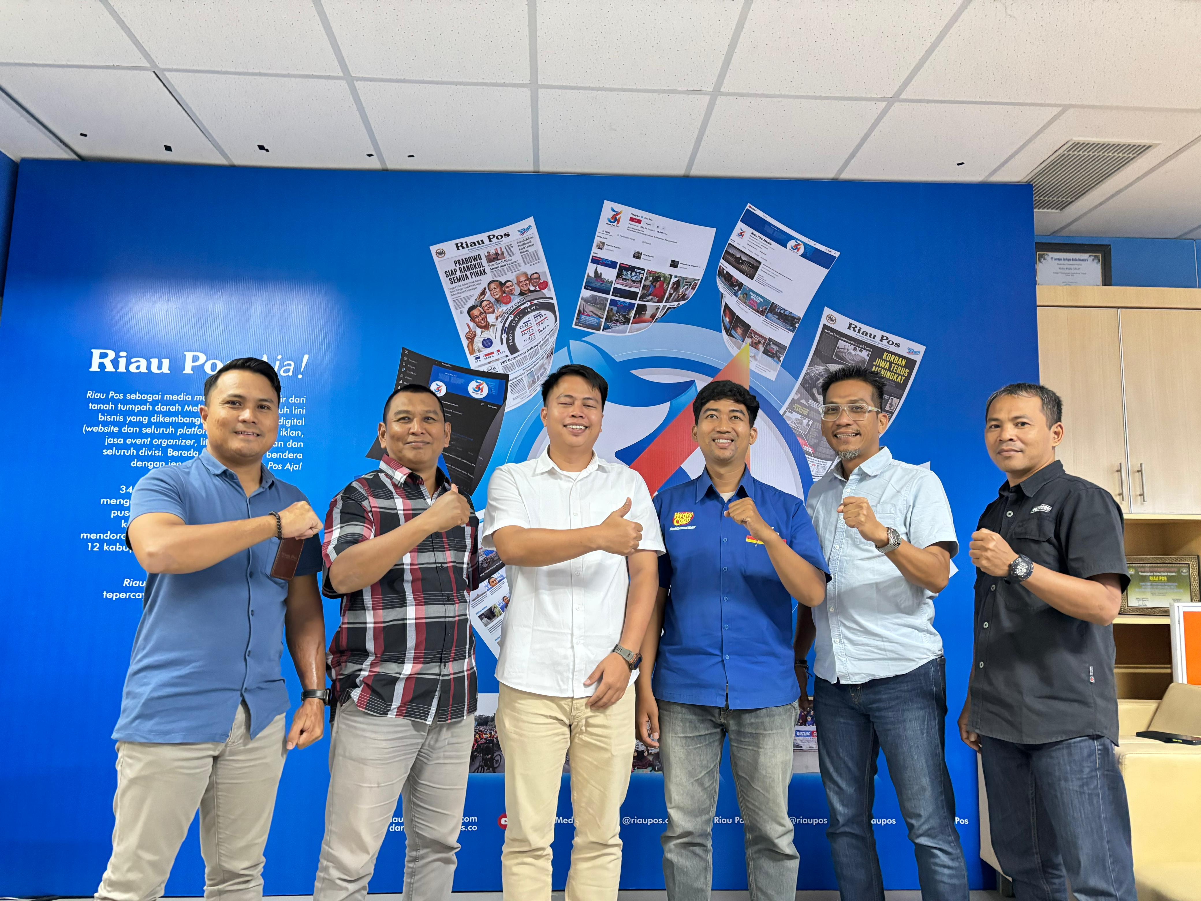 Branch Head Hydro Coco Pekanbaru Zulfahmi (tiga kiri) foto bersama Penanggung Jawab EO Riau Pos Agus Syuhada  (kiri) dan jajaran EO Riau Pos lainnya saat melakukan kunjungan ke Riau Pos, Rabu 9/7/2025