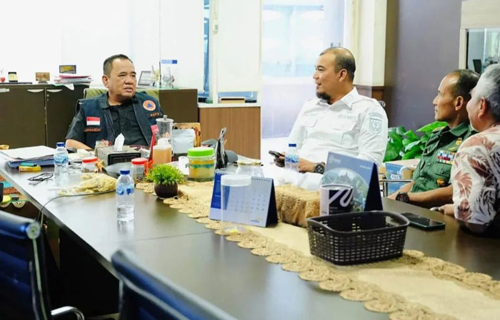 Bupati Inhu Ade Agus Hartanto didampingi Brigjen TNI Syech Ismed saat berkoordinasi dengan Deputi Bidang Rehabilitasi dan Rekonstruksi BNPB, Jarwansyah, Rabu (9/7/2025).