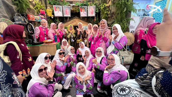 Ketua Dekranasda Inhil Katerina Susanti Herman (empat kiri) bersama yang lainnya hadiri syukuran HUT Dekranas ke-45 di Balikpapan, Kalimantan Timur, Rabu (9/7/2025).