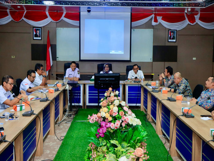Wabup Kampar Misharti memimpin rapat terkait pembebasan lahan untuk pembangunan jembatan di Desa Teratak Buluh bersama BPJN Riau di Kantor Bupati Kampar, Bangkinang, Rabu (9/7/2025).