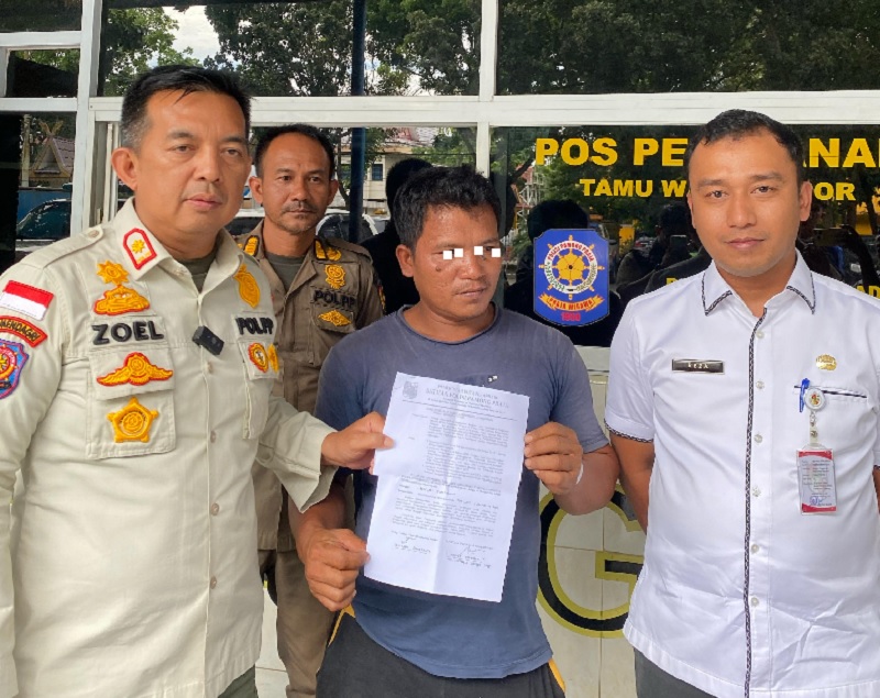 Plt Kepala DLHK Kota Pekanbaru, Reza Aulia Putra bersama Kepala Satpol PP, Zulfahmi Adrian berhasil menangkap basah satu unit angkutan sampah mandiri yang masih nekat beroperasi tanpa izin resmi.