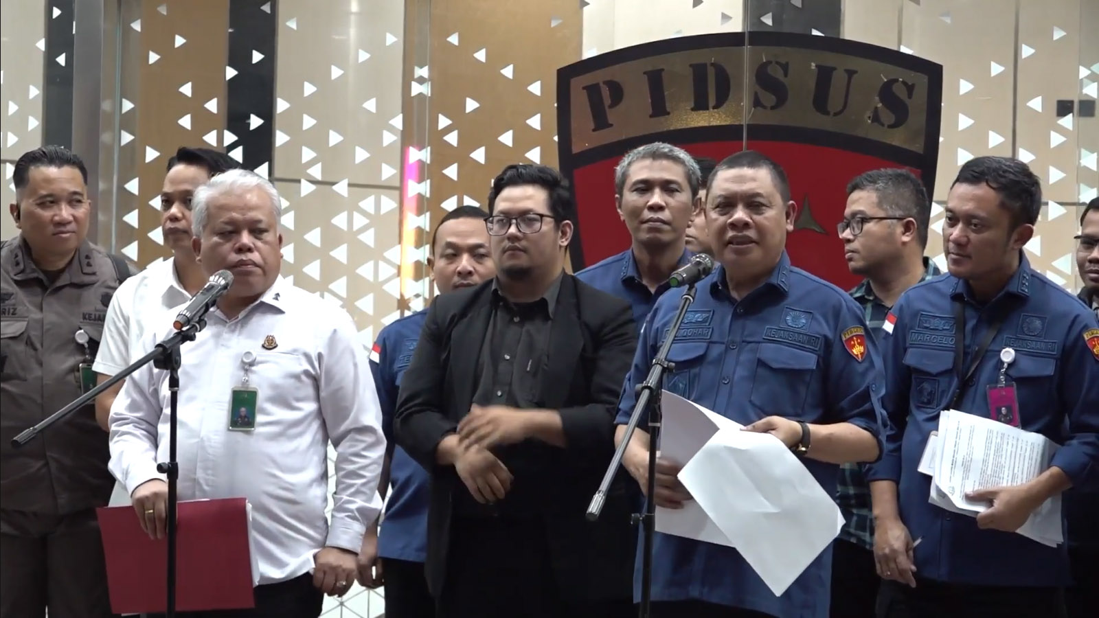 Kejagung memberikan keterangan terkait penetapan tersangka baru kasus dugaan korupsi Pertamina di Gedung Bundar, Kompleks Kejagung, Jakarta, Kamis (10/7/2025).