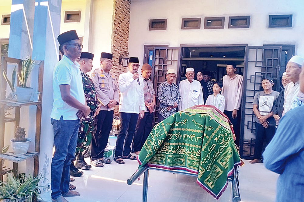 Camat Ujungbatu Sigit Pranjoro SSTP mewakili Bupati Rohul melepas jenazah almarhun H Zulhamdi SAP, Lurah Ujungbatu dari rumah duka menuju ke TPU Muslim Simpang Ngaso Kecamatan Ujungbatu Kamis (10/7).
