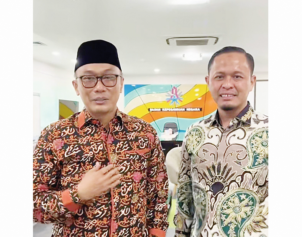 Wako Agung Nugroho (kanan) berfoto bersama dengan Kepala BK&shy;N Zudan Arif Fakrulloh di Jakarta, Kamis (10/7/2025).