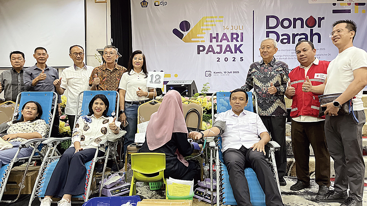 Kepala Kantor Wilayah DJP Riau Ardiyanto Basuki (kanan duduk) didampingi Ketua IKPTB Sarwie Tan (tiga kanan berdiri) dan jajaran, perwakilan PMI berfoto bersama dalam kegiatan donor darah yang digelar di Pekanbaru, Kamis (10/7/2025).
