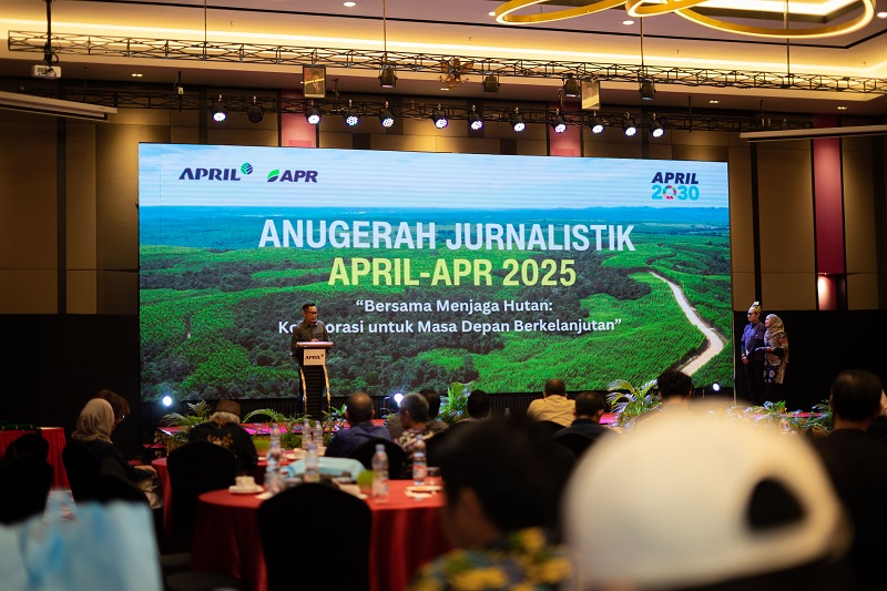 Head of Corporate Communication RAPP Aji Wihardandi mengumumkan pemenang Anugerah Jurnalistik APRIL-APR 2025 kategori editor, reporter dan mahasiswa.