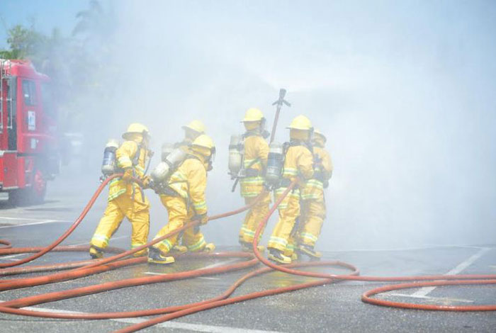 Emergency Response Team PHR berupaya memadamkan api dalam simulasi di Komplek Perkantoran PT Pertamina Hulu Rokan (PHR)
