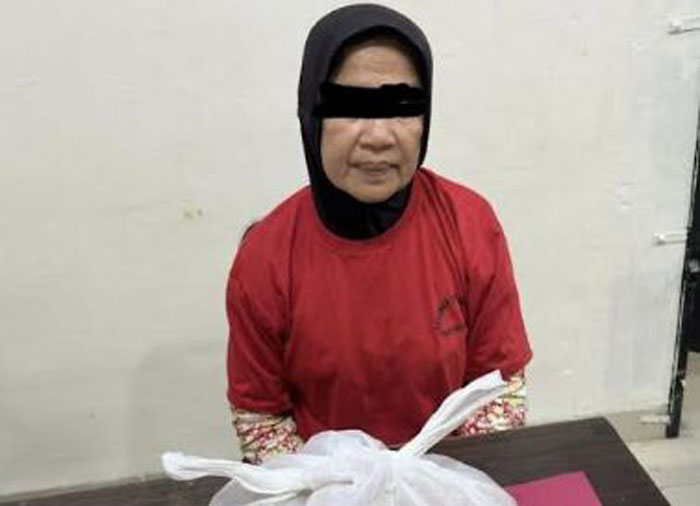 Seorang lansia berinisial Z (62) ditangkap saat besuk suami kedapatan bawa  Sabu di Tahanan Polres Rohul, Kamis (10/7/2025).
