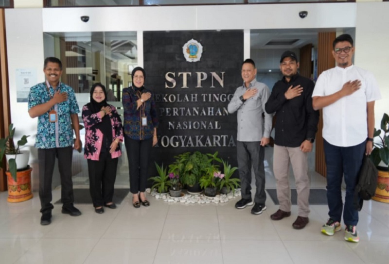 Sekretaris Daerah Kabupaten Kampar H Hambali (tiga kanan) saat berkunjung ke STPN Yogyakarta, Jumat (11/7/2025).