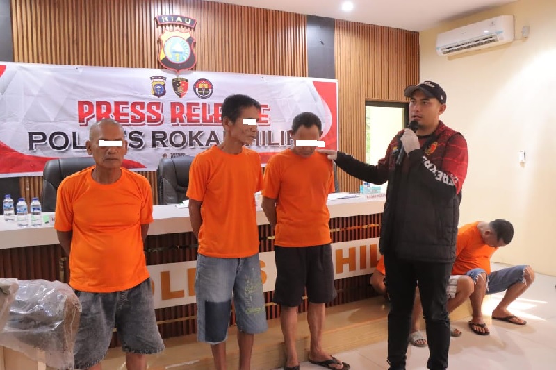 Sejumlah tersangka karhutla diperlihatkan polisi, pada pers rilis di Mapolres Rohil di Ujung Tanjung, Jumat (11/7/2025).