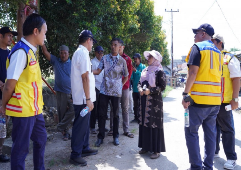 Wakil Bupati Kampar Misharti  bersama rombongan dari sejumlah dinas terkait meninjau lokasi rencana pembangunan Jembatan Teratak Buluh, Kecamatan Siak Hulu.