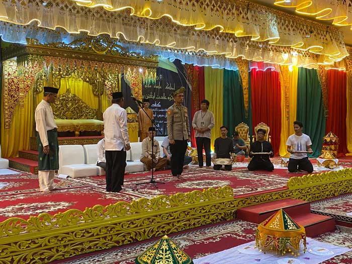 Panitia Anugerah Adat Ingatan Budi melakukan gladi resik di Balai Adat LAMR, Jalan Diponegoro, Pekanbaru, Jumat (11/7/2025).