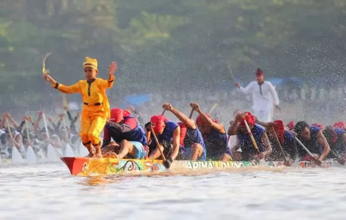 Sebentar lagi gelaran pacu jalur di Teluk Kuantan digelar. Anggota DPRD Dasver Librian meminta pemkab memperbaiki jalan yang rusak