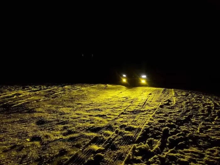 Ilustrasi lampu kabut memiliki warna yang berbeda dari lampu utama mobil karena beberapa alasan.