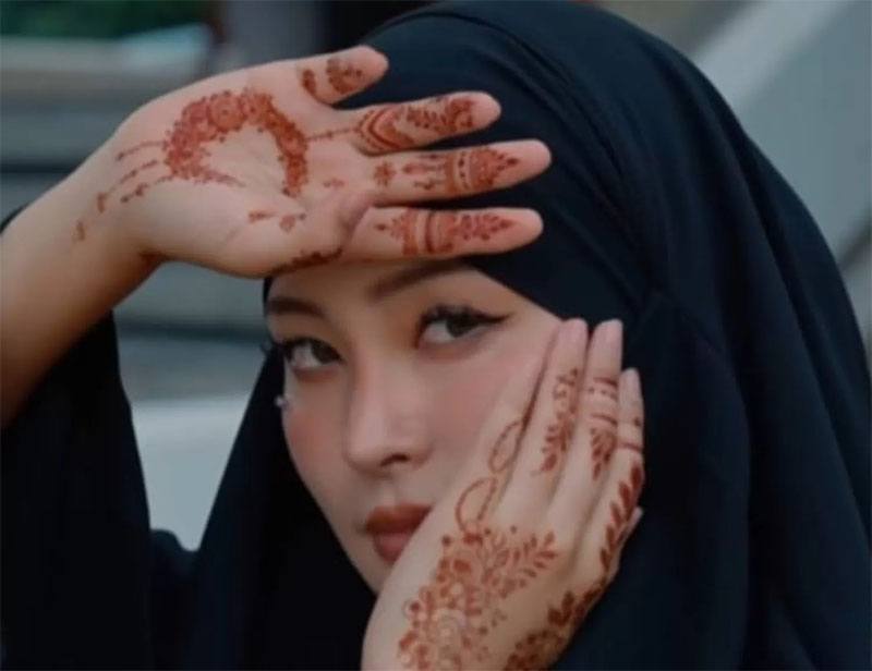 Rae Lil Black, mantan bintang film dewasa Jepang, membuat keputusan besar dalam hidupnya dengan menjadi mualaf atau masuk Islam.