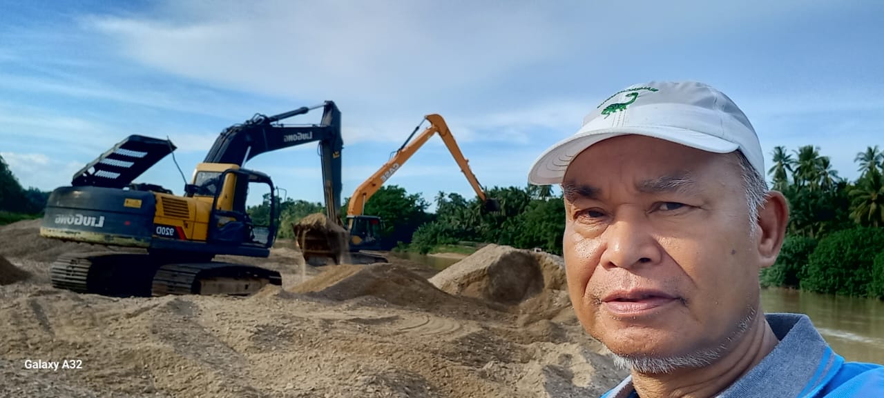 Ketua Panitia Pacu Jalur Rayon IV Kecamatan Kuantan Tengah, Lismadi SPd meninjau pengerukan arena pacu jalur di Tepian Datuk Bandaro Lelo Budi Kenegerian Kari.