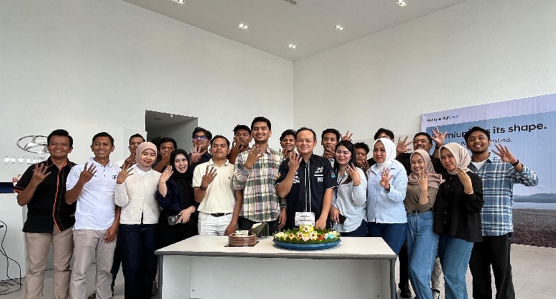 Branch Manager Hyundai Arista Panam Chandra (tengah) bersama tim melakukan pemotongan tumpeng di hari jadi Hyundai Arista Panam ke-4 tahun, Sabtu (12/7/2025).