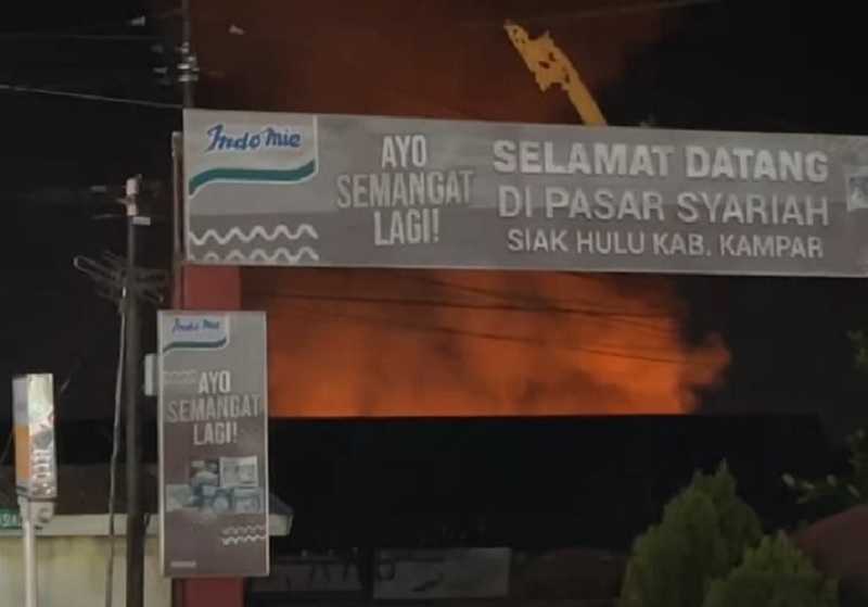 Pasar Syariah Ulul Albab milik mantan Bupati Kampar Jefry Noer di Jalan Raya Pasir Putih, Siak Hulu, Kabupaten Kampar Kampar terbakar Sabtu (12/7/2025) malam.
