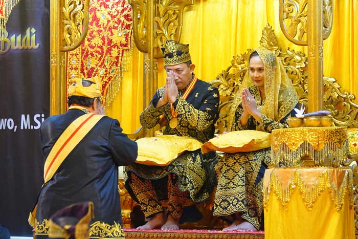 Kapolri Jenderal (Pol) Listyo Sigit Prabowo saat menerima Anugerah Adat Ingatan Budi dari LAMR