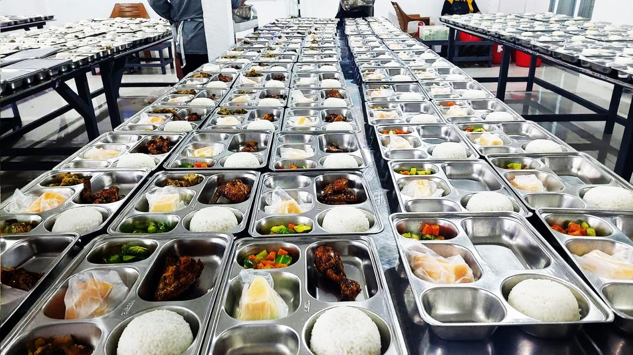 Ratusan paket makanan bergizi siap didistribusikan untuk anak-anak Indonesia melalui Program MBG. Salah satu pemasok ikannya adalah Engga dari Kayu Agung yang mendapat dukungan permodalan dari BRI.