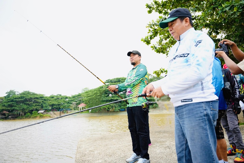 Bupati Inhu Ade Agus Hartanto bersama Wabup Hendrizal saat ikut meramaikan acara Meduyan Mancing di Desa Kota Lama, Kecamatan Rengat Barat, Ahad (13/7/2025).