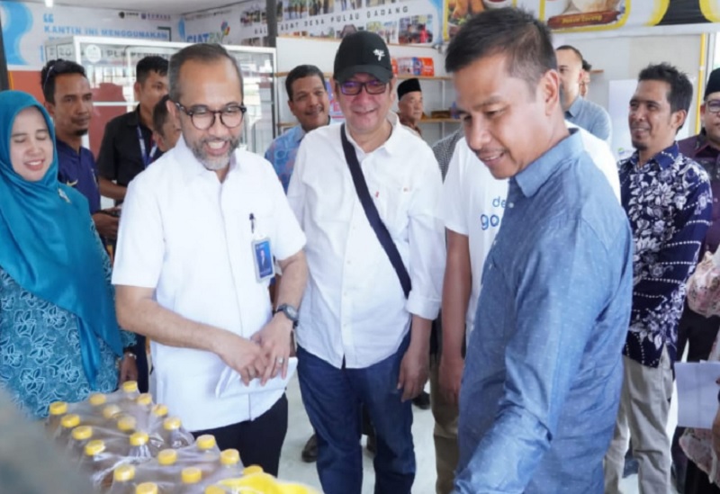 Bupati Kampar Ahmad Yuzar bersama Wakil Bupati Misharti menyambut kunjungan perwakilan dari Kementerian Koordinator Bidang Perekonomian dan Ketahanan Pangan ke Desa Pula Godang.