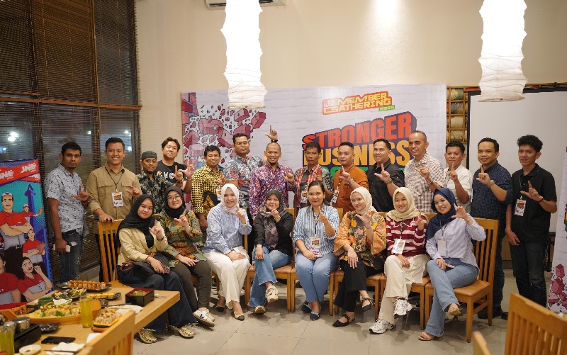 Tim JNE  berfoto bersama member JLC Kota Pekanbaru di sela kegiatan JNE Loyalty Card (JLC) Member Gathering 2025 di Sushi Tei Pekanbaru, belum lama ini.