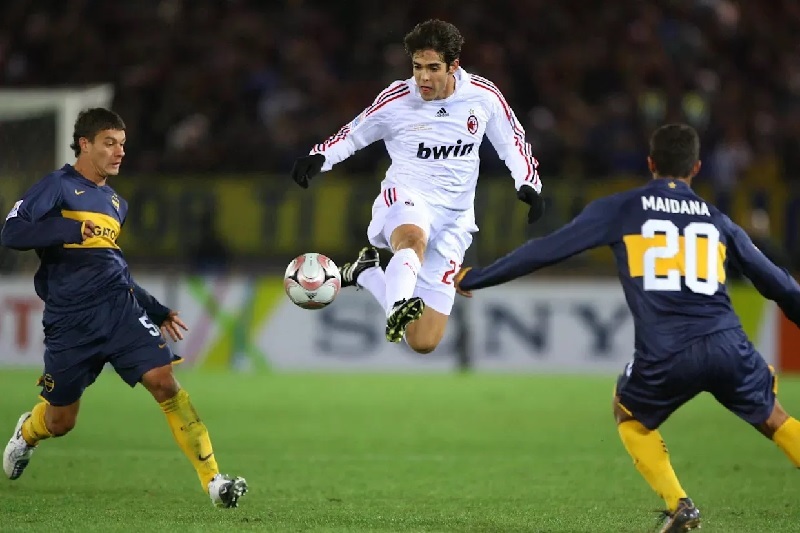 Ricardo Kaka tampil memukau di final Piala Dunia Antarklub 2007 saat AC Milan menang 4-2 melawan wakil Argentina, Boca Juniors.