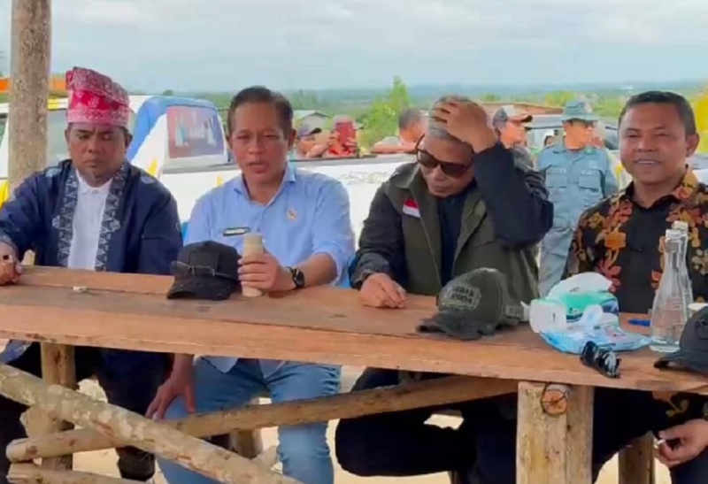 Bupati Pelalawan H Zukri bersama Gubernur Riau Abdul Wahid mendampingi Menteri Lingkungan Hidup dan Kehutanan RI, Dr. Hanif Faisol Nurofiq dalam kunjungan kerja ke Taman Nasional Tesso Nilo.