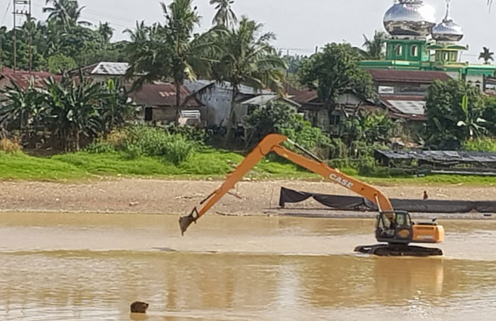 Panitia pacu jalur 2025 mulai melakukan pengerukan arena Tepian Narosa Teluk Kuantan, Ahad (13/7/2025).