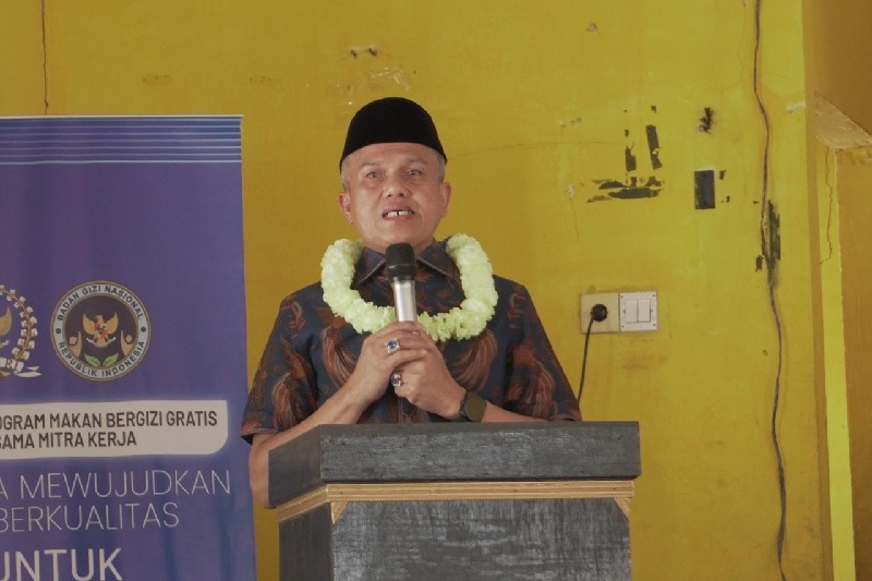 Anggota Komisi IX DPR RI Sahidin memberikan penjelasan saat sosialisasi program MBG di aula serbaguna balai desa Pelambaian Tapung Riau, Jumat (11/7/2025).