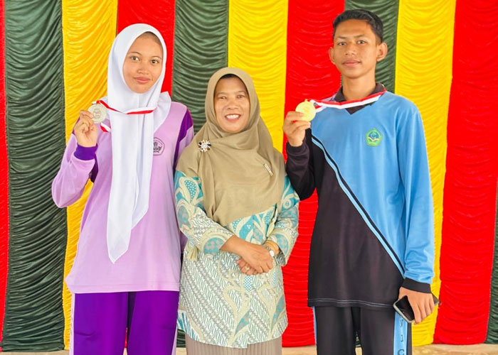 M Marvel (kanan) dan Dea Resta Fadilah (kiri) siswa SMAN 1 Concong raih medali emas dan perak lomba Kriya FLS3N tingkat Kabupaten Indragiri Hilir, Ahad (13/7/2025).