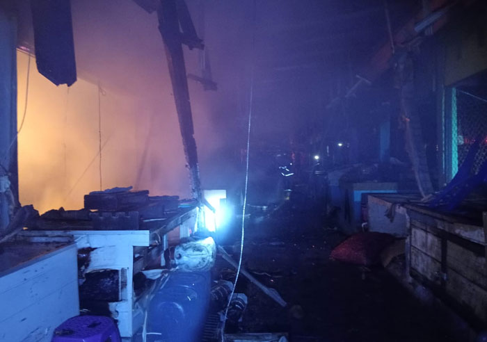 Personel Damkar Kampar dan Damkar Kota Pekanbaru memadamkan api yang membakar Pasar Syariah Ulul Albab milik mantan Bupati Kampar Jefry Noer di Jalan Raya Pasir Putih, Siak Hulu, Kabupaten Kampar