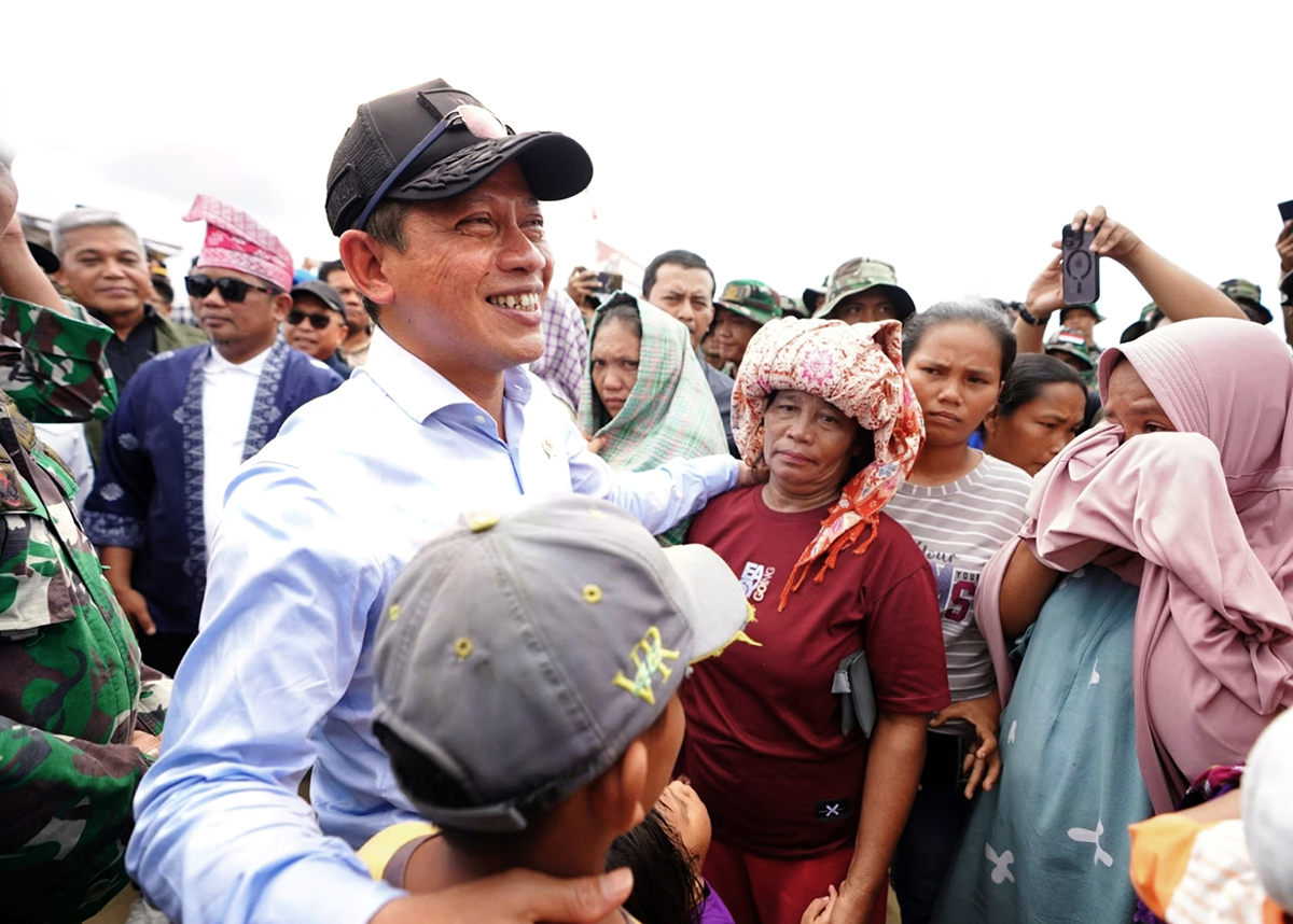 Menteri Lingkungan Hidup Hanif Faisol Nurofiq berbaur dengan warga saat mengunjungi Taman Nasional Tesso Nilo di Kabupaten Pelalawan, Ahad (13/7/2025).&nbsp;