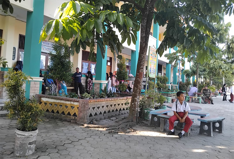 Orang tua mengantar dan menunggu anaknya di SDN 191 Pekanbaru.