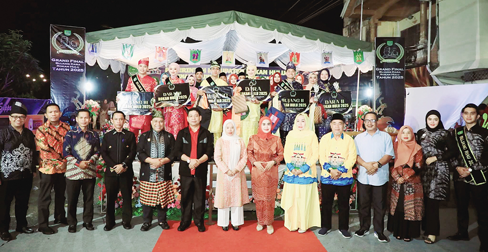 Wabup Rohul H Syafaruddin Poti didampingi istri bersama Ketua DPRD Rohul Hj Sumiartini foto bersama para pemenang juara Bujang Dara Rohul tahun 2025 di Pasar Lama Pasirpengaraian, Sabtu (12/7/2025).