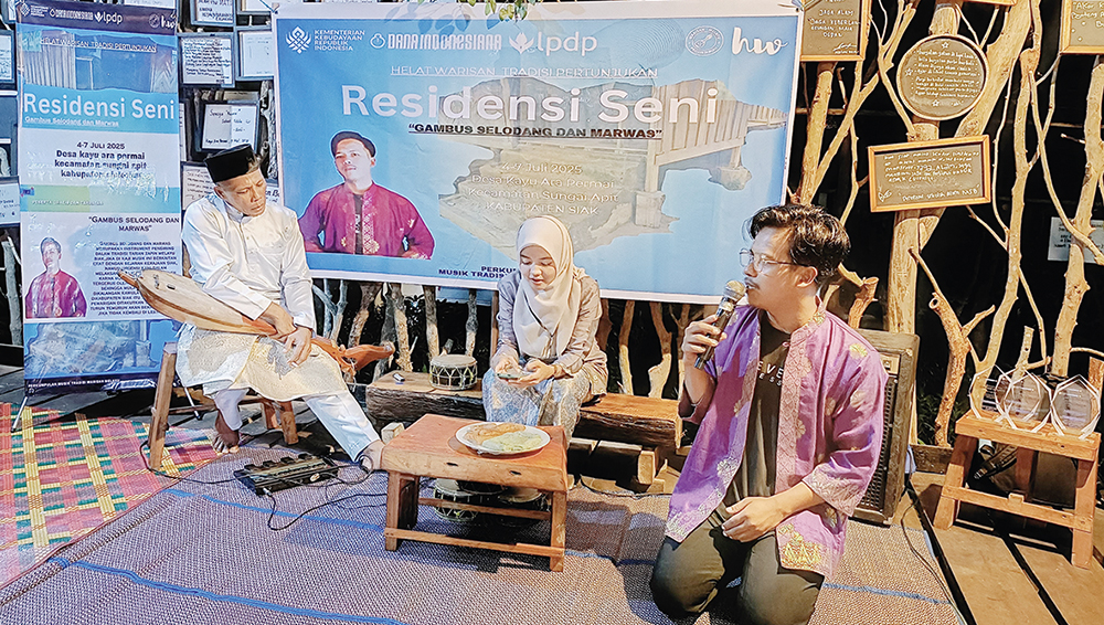 Perkumpulan Musik Tradisional Warisan Melayu menggelar showcase residensi seni di Kampung Kayu Ara Permai, Kecamatan Sungai Apit, Kabupaten Siak, Sabtu (12/7/2025) malam.