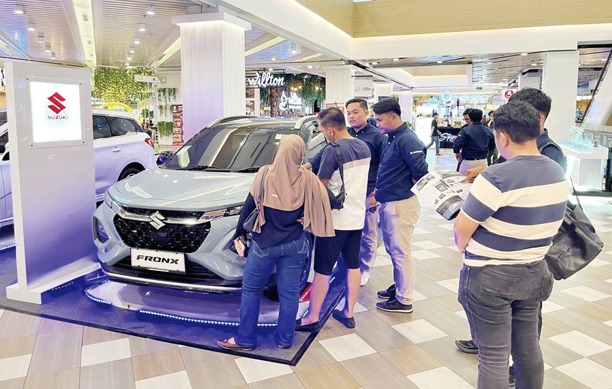 Masyarakat antusias melihat secara langsung Suzuki Fronx yang dipamerkan di Living World, Pekanbaru,  beberapa waktu lalu.
