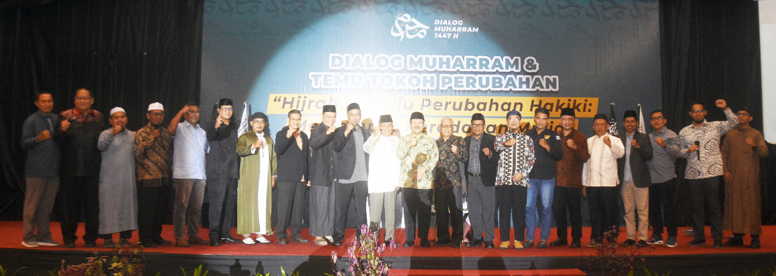 Para tokoh umat Riau foto bersama narasumber dialog ustadz Ismail Yusanto (11 dari kanan) di Pekanbaru, Ahad (13/7/2025).