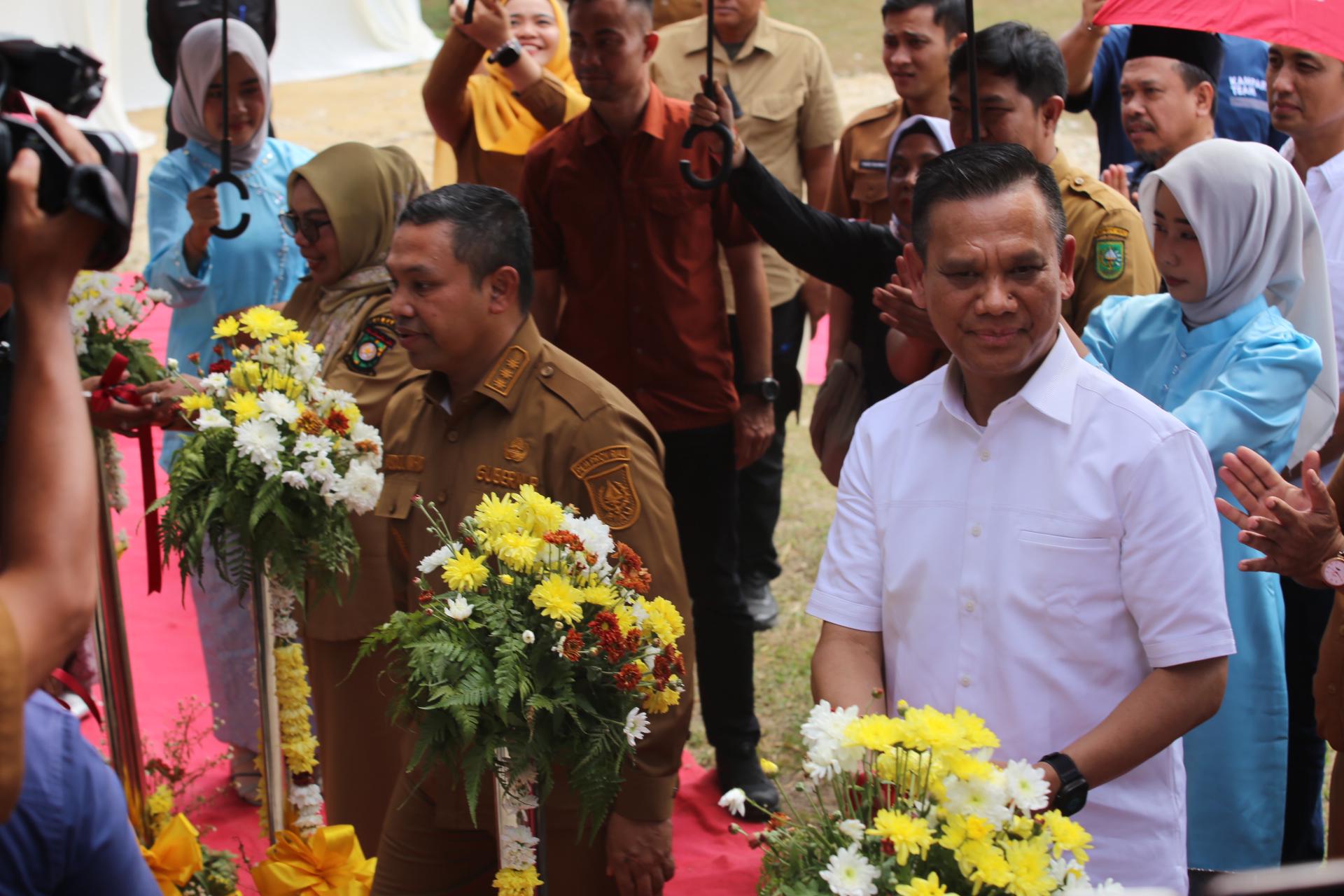 Gubernur Riau Abdul Wahid bersama Chief Finance Officer Agung Concern Berlinton Siahaan hadir meresmikan perpustakaan SMKN 1 Tapung, Kabupaten Kampar, Riau yang dibangun oleh Agung Concern.
