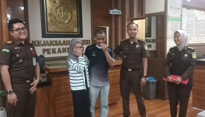Arisman, didampingi istrinya yang mengusap air mata saat dinyatakan bebas lewat restirative justice oleh Kejari Pekanbaru pada Senin (14/7/2025).