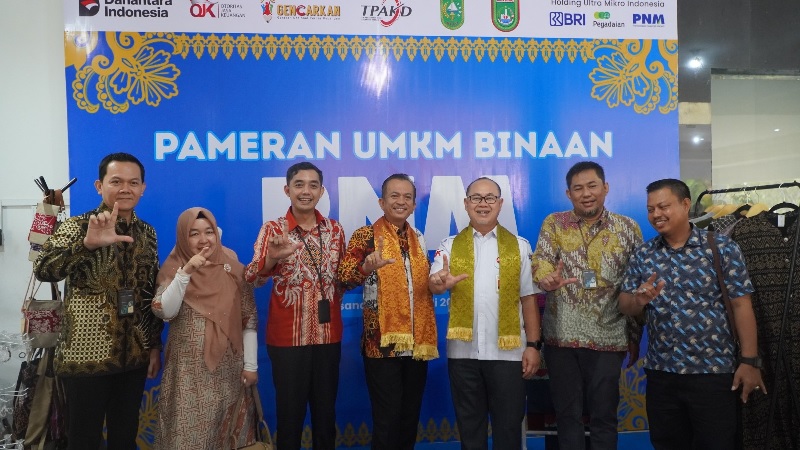Kepala OJK Riau bersama perwakilan dari Wali Kota Dumai dan PNM berfoto bersama usai kegiatan Pameran UMKM Binaan PNM di Dumai.