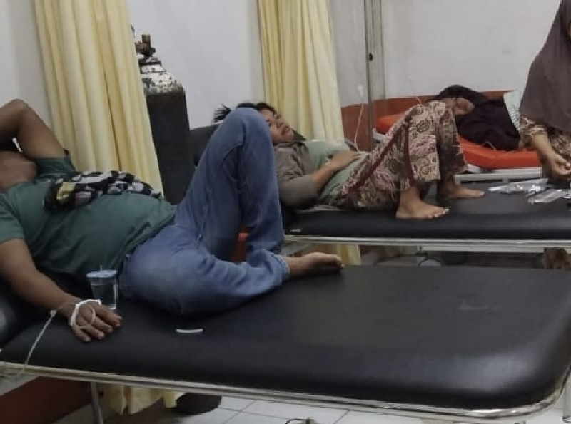 Sejumlah warga saat dirawat di puskesmas Tanjung Medan.